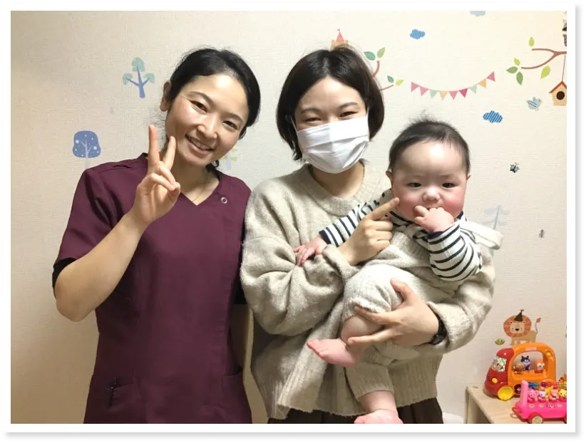 痛みが改善した笑顔の患者と並ぶ女性整体師