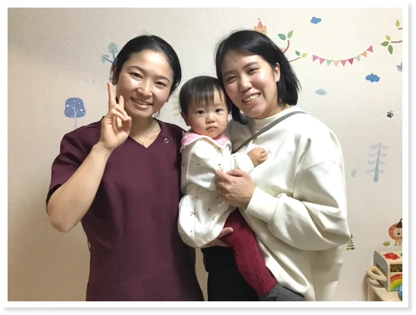 痛みが改善した笑顔の患者と並ぶ女性整体師